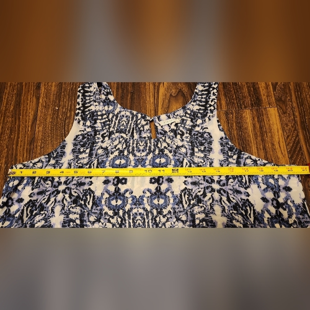 Violet & Claire Flowy Blue/White Sleeveless Top Top - Picture 4 of 8